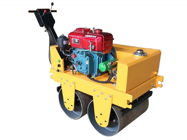 使用「小型壓路機(jī)壓路」對(duì)路面有什么影響